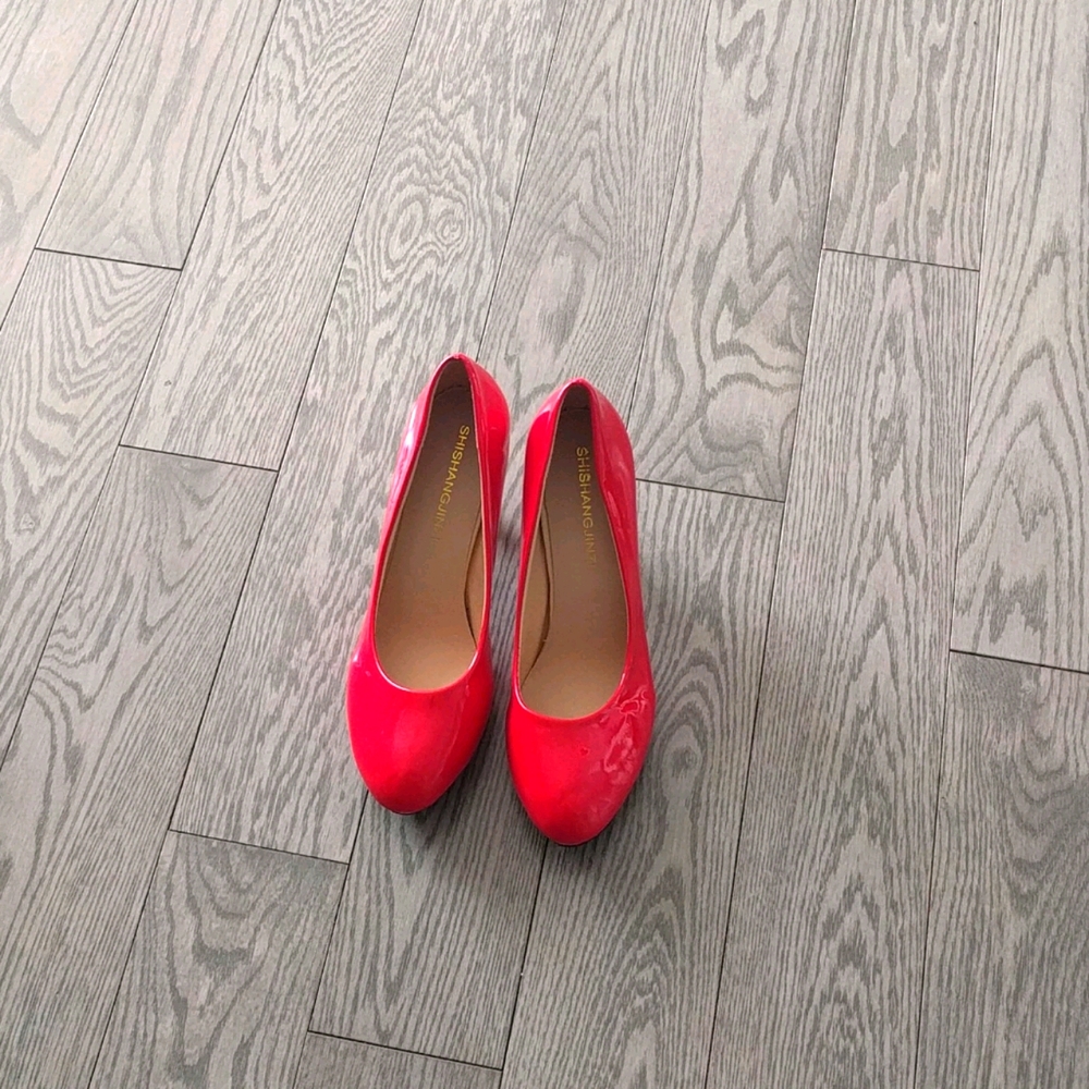 Beautiful red shoes🌸🍀